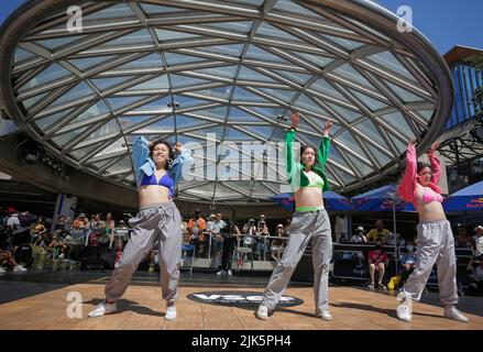 Vancouver, Canada. 30th juillet 2022. Des danseurs de rue se produisent lors du festival de danse de la rue Vancouver 10th, sur la place Robson, à Vancouver (Colombie-Britannique), au Canada, en Ontario, à 30 juillet 2022. Credit: Liang Sen/Xinhua/Alay Live News Banque D'Images