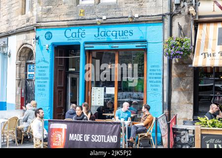 Edinburgh Grassmarket vieille ville, café Jacques et les gens qui apprécient le chat et la nourriture de café au soleil, Écosse, Royaume-Uni, été 2022 Banque D'Images