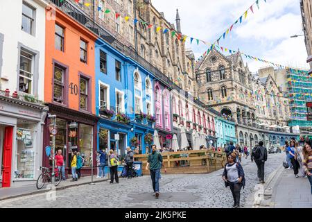 Victoria Street Edinburgh vieille ville, magasins aux couleurs vives et magasins indépendants, populaire auprès des visiteurs, Edimbourg, le jour de l'été, Écosse, Royaume-Uni Banque D'Images