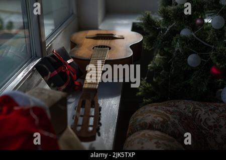 Composition Flat lay avec guitare et chapeau de père Noël, espace pour le texte. Musique de Noël Banque D'Images
