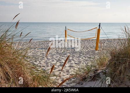 31 juillet 2022, Schleswig-Holstein, Schönberg : un filet de volley-ball se dresse seul sur la plage déserte du Brésil en début de matinée. Photo: Georg Wendt/dpa Banque D'Images