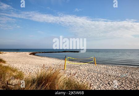 31 juillet 2022, Schleswig-Holstein, Schönberg : un filet de volley-ball se dresse seul sur la plage déserte du Brésil en début de matinée. Photo: Georg Wendt/dpa Banque D'Images