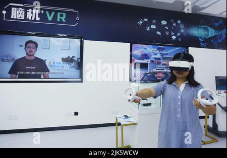 HANGZHOU, CHINE - LE 31 JUILLET 2022 - les citoyens font l'expérience de 'Brain Computer +VR' dans le hall d'exposition de 'Xitou Qizhen Brain Smart Energy Science Innovati Banque D'Images