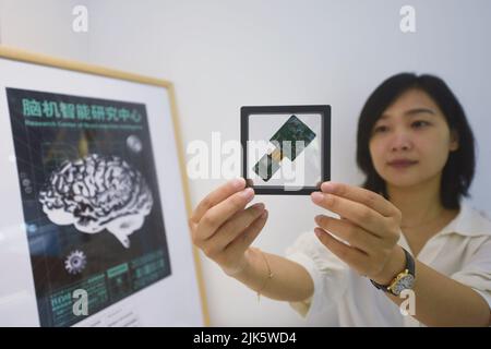 HANGZHOU, CHINE - le 31 JUILLET 2022 - Un dispositif de régulation neuronale à boucle fermée câblé de haute précision avec puce de cerveau auto-développée est photographié à l'exposition Banque D'Images