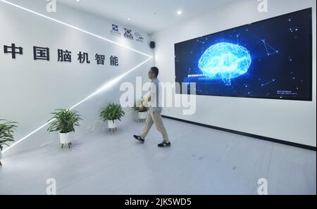 HANGZHOU, CHINE - 31 JUILLET 2022 - les citoyens visitent le hall d'exposition du « Centre d'innovation de la science de l'énergie intelligente Xitou Qizhennao » à Hangzhou, dans le Zhe Banque D'Images