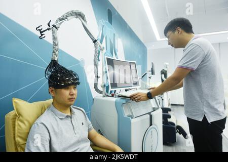 HANGZHOU, CHINE - le 31 JUILLET 2022 - les citoyens font l'expérience d'un système d'imagerie fonctionnelle du cerveau proche infrarouge dans le hall d'exposition de Xitou Qizhen Brain SMA Banque D'Images