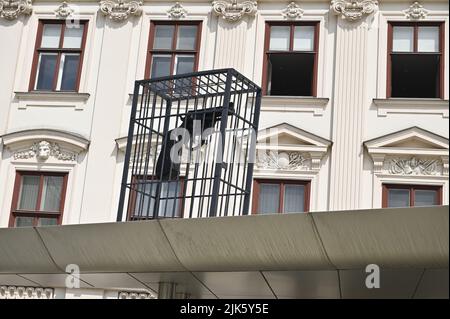 Vienne, Autriche. Un message de paix sous la forme d'un revolver géant dans une cage sur le toit volant de l'Albertina. Nommé d'après la chanson John Lennon 'imagine', l'objet d'art de près de trois mètres de haut a été créé par l'artiste conceptuel croate Vladimir Dodig Trokut Banque D'Images