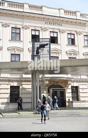 Vienne, Autriche. Un message de paix sous la forme d'un revolver géant dans une cage sur le toit volant de l'Albertina. Nommé d'après la chanson John Lennon 'imagine', l'objet d'art de près de trois mètres de haut a été créé par l'artiste conceptuel croate Vladimir Dodig Trokut Banque D'Images