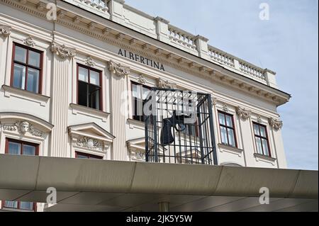 Vienne, Autriche. Un message de paix sous la forme d'un revolver géant dans une cage sur le toit volant de l'Albertina. Nommé d'après la chanson John Lennon 'imagine', l'objet d'art de près de trois mètres de haut a été créé par l'artiste conceptuel croate Vladimir Dodig Trokut Banque D'Images