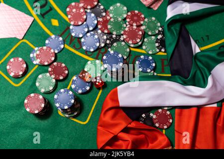 jetons de poker, drapeau emirates sur table de blackjack Banque D'Images