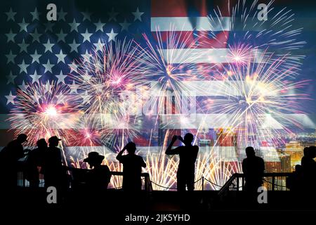 Silhouettes les gens regardent sur des feux d'artifice et drapeau des Etats-Unis d'Amérique , 4th de juillet célébrant l'indépendance jour Banque D'Images