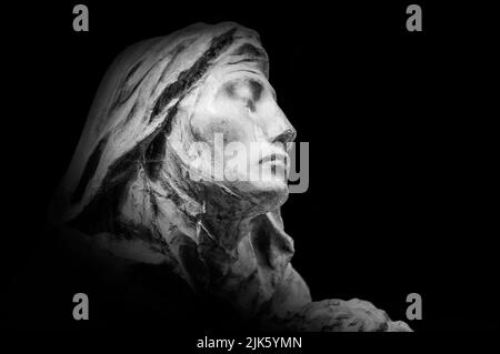 Staglieno, Gênes, Italie - 22 juin 2021: Cimetière monumental. Statue, sculpture. Portrait, gros plan d'une femme prise dans un cimetière monumental. L'aap Banque D'Images