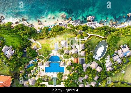 Bali, Indonésie - 4 juillet 2022 : vue aérienne de la célèbre station de luxe Ayana et du bar Rock qui se trouve directement sur la falaise de la péninsule de Bukit Banque D'Images