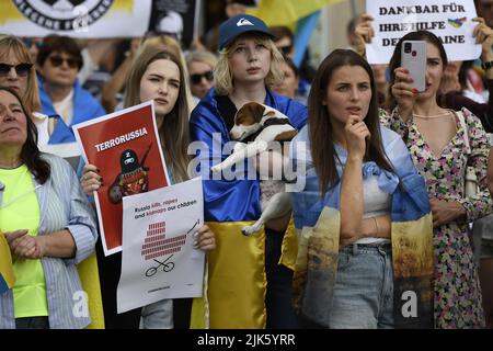 Munich, Allemagne. 30th juillet 2022. Une manifestation pro-ukrainienne a eu lieu à Munich, en Allemagne, sur 30 juillet 2022. Cette manifestation s'inscrivait dans le cadre de dizaines de manifestations coordonnées contre la guerre de la Russie contre l'Ukraine dans de nombreuses villes d'Europe. Des centaines de personnes se sont rassemblées pour soutenir l'Ukraine, demander plus de soutien et condamner les récentes atrocités commises par la Russie en Ukraine. Crédit : Diego Montoya/Alay Live News Banque D'Images