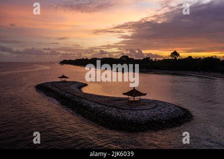Sanur, Indonésie : coucher de soleil spectaculaire sur la plage de Sanur à Bali, célèbre pour son padoga. Banque D'Images