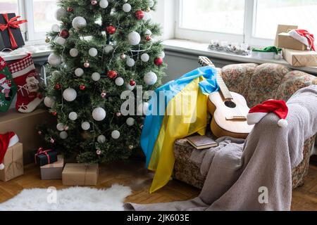 Drapeau de l'Ukraine et boîte cadeau sur le fond de l'arbre de Noël Banque D'Images