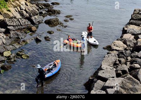 Pédalos et kayakistes revenant à Stackpole Quay, Stackpole, Pembrokeshire, pays de Galles Banque D'Images