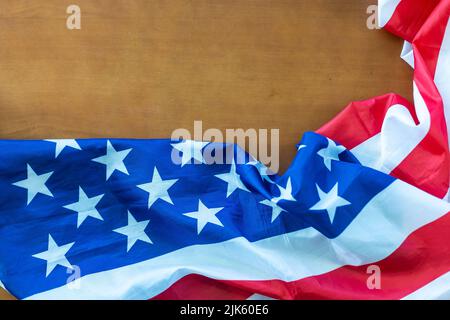 Drapeau américain sur fond de bois, vue sur le dessus de la table Banque D'Images