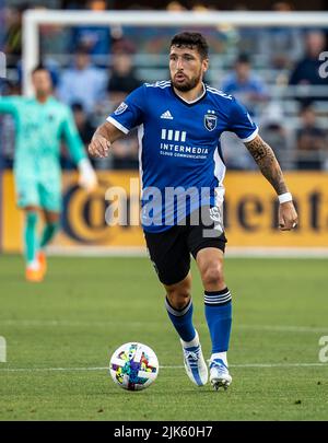 San Jose, Californie, États-Unis. 30 juillet 2022 San José, CA USA San José séismes milieu de terrain Eric Remedi (5) donne le coup de pied de la boule pendant le jeu MLS entre le vrai lac de sel et les tremblements de terre de San José. Le jeu se termine 2-2 égalité à PayPal Park San Jose Calif. Thurman James/CSM crédit: CAL Sport Media/Alay Live News Banque D'Images