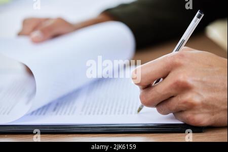 Prenez le temps de passer au-dessus de l'impression fine. Gros plan d'un homme méconnaissable qui passe par la paperasse. Banque D'Images