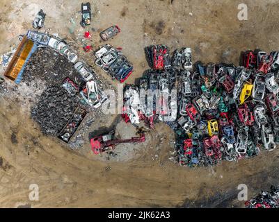Vue aérienne des voitures abandonnées de Junkyard. Vue descendante. Démolition du véhicule. Vidage de la voiture. Arrière-plan de l'antenne industrielle. Banque D'Images