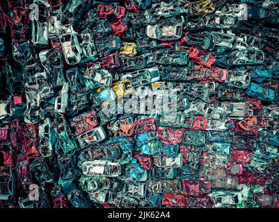 Vue aérienne des voitures abandonnées de Junkyard. Vue descendante. Démolition du véhicule. Vidage de la voiture. Arrière-plan de l'antenne industrielle. Banque D'Images