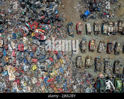 Vue aérienne des voitures abandonnées de Junkyard. Vue descendante. Démolition du véhicule. Vidage de la voiture. Arrière-plan de l'antenne industrielle. Banque D'Images