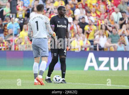 Kurt Zouma de West Ham, gardien de but de West Ham Lukasz Fabianski; (à gauche) pendant le match de football amical d'avant-saison entre RC Lens (RCL) et West Ham United FC sur 30 juillet 2022 au Stade Bolaert-Delelis à Lens, France - photo: Jean Catuffe/DPPI/LiveMedia Banque D'Images