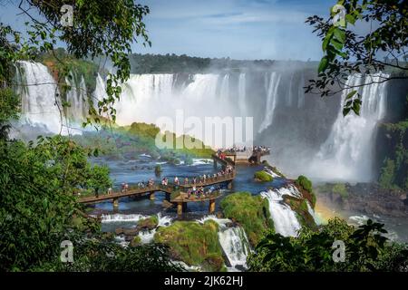 Touristes explorant les chutes d'Iguazu à la frontière du Brésil et de l'Argentine.