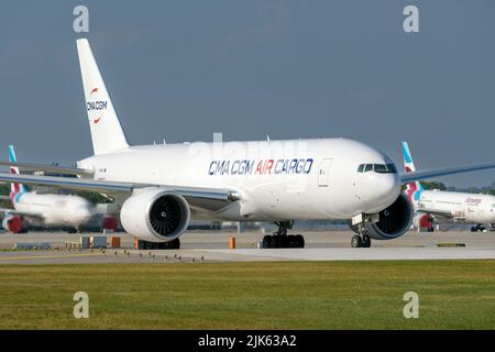 Munich, Allemagne - 24 juillet. 2022 : CMA CGM Air Cargo Boeing 777-F avec l'immatriculation de l'avion F-HMRF est en train de rouler pour décoller sur la piste sud Banque D'Images