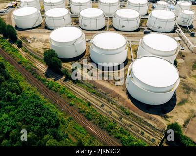 Vue aérienne de l'usine pétrochimique de raffinerie de pétrole et de gaz avec structure de fabrication d'usine de raffinerie, White Industrial Tanks. Banque D'Images