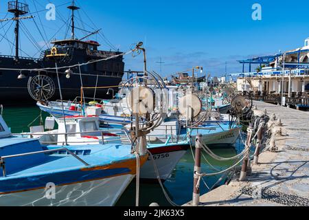 Ayia Napa, Chypre - 16 mai 2021 : port d'Ayia Napa Banque D'Images