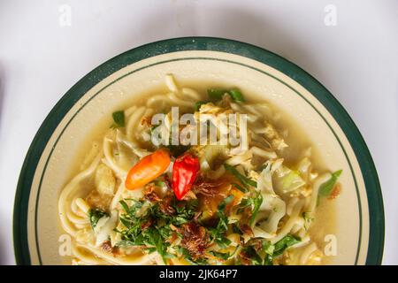 Mégodogue Jawa ou bakmi jawa ou nouilles Java ou Meie rebus ou nouilles cuites avec cuillère et fourchette. Nouilles traditionnelles indonésiennes de cuisine de rue de Java, Banque D'Images