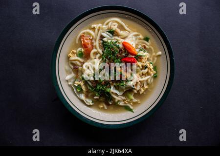 Mégodogue Jawa ou bakmi jawa ou nouilles Java ou Meie rebus ou nouilles cuites avec cuillère et fourchette. Nouilles traditionnelles indonésiennes de cuisine de rue de Java, Banque D'Images