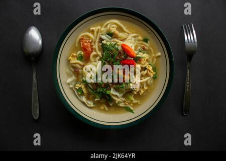 Mégodogue Jawa ou bakmi jawa ou nouilles Java ou Meie rebus ou nouilles cuites avec cuillère et fourchette. Nouilles traditionnelles indonésiennes de cuisine de rue de Java, Banque D'Images