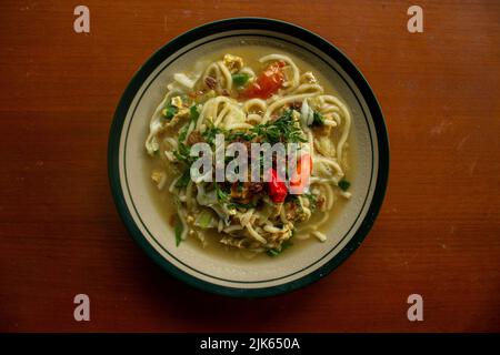 Mégodogue Jawa ou bakmi jawa ou nouilles Java ou Meie rebus ou nouilles cuites avec cuillère et fourchette. Nouilles traditionnelles indonésiennes de cuisine de rue de Java, Banque D'Images