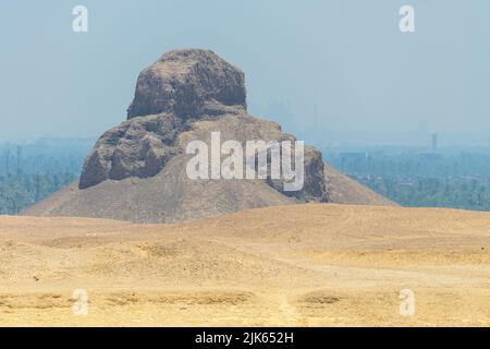 Une vue sur la Pyramide noire en ruines à Dahshur, en Égypte Banque D'Images