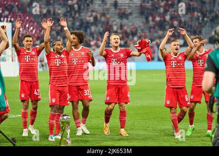 Leipzig, Allemagne. 30th juillet 2022. Jamal MUSIALA, FCB 42 Serge GNABREY, FCB 7 Joshua Zirkzee, FCB 32 Matthijs de Ligt, FCB 4 Joshua KIMMICH, FCB 6 Thomas MUELLER, MÜLLER, FCB 25 lors de la cérémonie de remise des prix avec les coéquipiers après le match RB - FC BAYERN MÜNCHEN 3-5 DFL SUPERCUP, 1. Ligue allemande de football, à Leipzig, saison 30 juillet 2022 2022/2023 © Peter Schatz / Alamy Live News crédit: Peter Schatz/Alamy Live News Banque D'Images