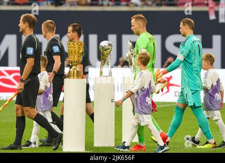 Leipzig, Allemagne. 30th juillet 2022. Peter GULACSI, gardien de but RB Leipzig 1 Manuel NEUER, gardien de but FCB 1 avec trophée championnat allemand, Meisterschale, Schale, Teller, Trophaee, Deutsche Meisterschaft, Meister-schale, Meisterfeier, deutscher Meister, deutscher, Fussballmeister, Supercup, DFB-Pokal, Trophaee, Pott, Pokal, dans le match RB LEIPZIG - FC BAYERN MÜNCHEN 3-5 DFL SUPERCUP, 1. Ligue allemande de football, à Leipzig, saison 30 juillet 2022 2022/2023 © Peter Schatz / Alamy Live News crédit: Peter Schatz/Alamy Live News Banque D'Images