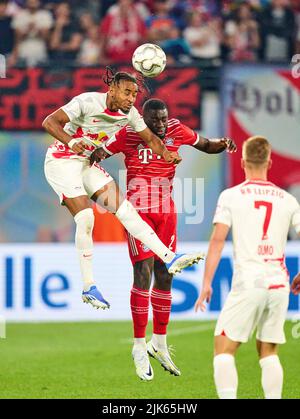 Leipzig, Allemagne. 30th juillet 2022. Christopher NKUNKU, RB Leipzig 18 concourent pour le ballon, s'attaquer, duel, header, zweikampf, Action, lutte contre Dayot Upavecano , FCB 2 dans le match RB LEIPZIG - FC BAYERN MÜNCHEN 3-5 DFL SUPERCUP, 1. Ligue allemande de football, à Leipzig, saison 30 juillet 2022 2022/2023 © Peter Schatz / Alamy Live News crédit: Peter Schatz/Alamy Live News Banque D'Images