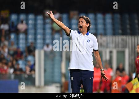 Foto Massimo Paolone/Lapresse 30 Luglio 2022 Cesena - Ritiro pré-Campionato stagione 2022-2023 - Inter vs Olympique Lyonnais - partita amichevole - Stadio Orogel Dino Manuzzi Foto: Simone Inzaghi (FC Internazionale Milano) da indicazioni ai suoi giocatori 30 juillet 2022 Cesena - retraite du Preseason pour la saison 2022-2023 - Inter vs Olympique Lyonnais - match amical - Stade Ogel Dino Manuzzi dans le pic: Simone Inzaghi (FC Internazionale Milano) crie des instructions à ses joueurs Banque D'Images