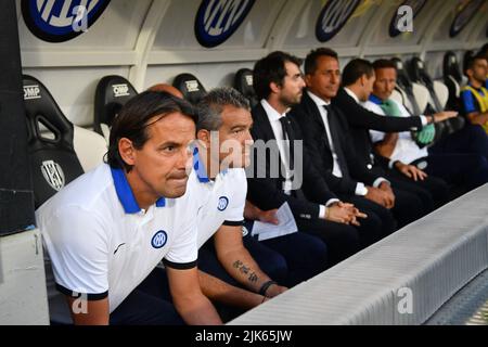 Foto Massimo Paolone/Lapresse 30 Luglio 2022 Cesena - Ritiro pré-Campionato stagione 2022-2023 - Inter vs Olympique Lyonnais - partita amichevole - Stadio Orogel Dino Manuzzi Foto: Simone Inzaghi (FC Internazionale Milano) e Massimiliano Farris (FC Internazionale Milano osservano 30 juillet 2022 Cesena - retraite preseason pour la saison 2022-2023 - Inter vs Olympique Lyonnais - rencontre amicale - Stade Ogel Dino Manuzzi dans le pic: Simone Inzaghi (FC Internazionale Milano) et Massimiliano Farris (FC Internazionale Milano look on Banque D'Images