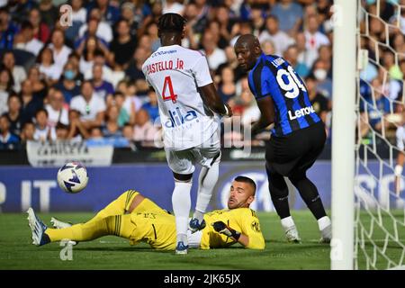 Foto Massimo Paolone/Lapresse 30 Luglio 2022 Cesena - Ritiro pré-Campionato stagione 2022-2023 - Inter vs Olympique Lyonnais - partita amichevole - Stadio Orogel Dino Manuzzi Foto: Romelu Lukaku (FC Internazionale Milano) in azione contrastato da Anthony Lopes (Olympique Lyonnais) 30 juillet 2022 Cesena - retraite de presse pour la saison 2022-2023 - Inter vs Olympique Lyonnais - rencontre amicale - Stade Ogel Dino Manuzzi sur le pic: Romelu Lukaku (FC Internazionale Milano) concurrence pour le ballon avec Anthony Lopes (Olympique Lyonnais) Banque D'Images