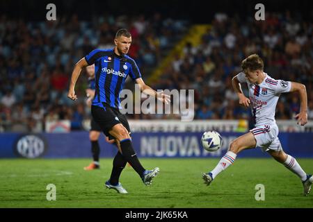 Foto Massimo Paolone/Lapresse 30 Luglio 2022 Cesena - Ritiro pré-Campionato stagione 2022-2023 - Inter vs Olympique Lyonnais - partita amichevole - Stadio Orogel Dino Manuzzi Foto: Edin Dzeko (FC Internazionale Milano) à l'azione 30 juillet 2022 Cesena - retraite du Preseason pour la saison 2022-2023 - Inter vs Olympique Lyonnais - rencontre amicale - Stade Orogel Dino Manuzzi à l'image: Edin Dzeko (FC Internazionale Milano) en action Banque D'Images