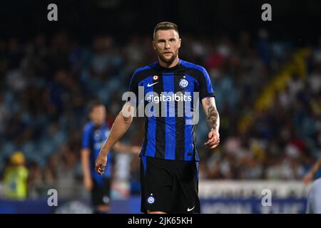 Foto Massimo Paolone/Lapresse 30 Luglio 2022 Cesena - Ritiro pré-Campionato stagione 2022-2023 - Inter vs Olympique Lyonnais - partita amichevole - Stadio Orogel Dino Manuzzi Foto: Milan Skriniar (FC Internazionale Milano) osserva 30 juillet 2022 Cesena - retraite de presse pour la saison 2022-2023 - Inter vs Olympique Lyonnais - match amical - Stade Orogel Dino Manuzzi dans le pic: Milan Skriniar (FC Internazionale Milano) regarde dessus Banque D'Images