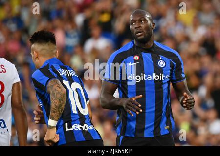 Foto Massimo Paolone/Lapresse 30 Luglio 2022 Cesena - Ritiro pré-Campionato stagione 2022-2023 - Inter vs Olympique Lyonnais - partita amichevole - Stadio Orogel Dino Manuzzi Foto: Romelu Lukaku (FC Internazionale Milano) osserva 30 juillet 2022 Cesena - retraite de presse pour la saison 2022-2023 - Inter vs Olympique Lyonnais - match amical - Stade Orogel Dino Manuzzi dans le pic: Romelu Lukaku (FC Internazionale Milano) regarde sur Banque D'Images