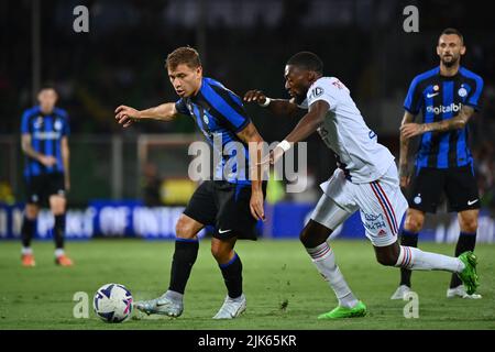 Foto Massimo Paolone/Lapresse 30 Luglio 2022 Cesena - Ritiro pré-Campionato stagione 2022-2023 - Inter vs Olympique Lyonnais - partita amichevole - Stadio Orogel Dino Manuzzi Foto: Nicolo Barella (FC Internazionale Milano) dans azione contrastato da Karl Toko Ekambi (Olympique Lyonnais) 30 juillet 2022 Cesena - retraite de presse pour la saison 2022-2023 - Inter vs Olympique Lyonnais - rencontre amicale - Stade Orogel Dino Manuzzi dans le pic: Nicolo Barella (FC Internazionale Milano) participe au bal avec Karl Toko Ekambi (Olympique Lyonnais) Banque D'Images