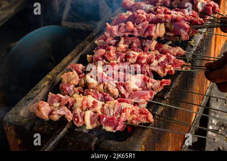 Satay kambing ou satay chèvre, agneau, agneau ou viande de chèvre satay avec des ingrédients de charbon de bois sur le feu rouge grill par les gens. Satay traditionnel de yogyakarta, Banque D'Images