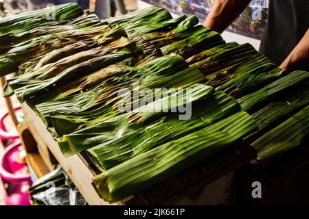 otak - otak est un aliment à base de viande de maquereau hachée enveloppée de feuilles de banane, cuite au four et servi avec une sauce aigre et épicée. otak-otak est traditio Banque D'Images