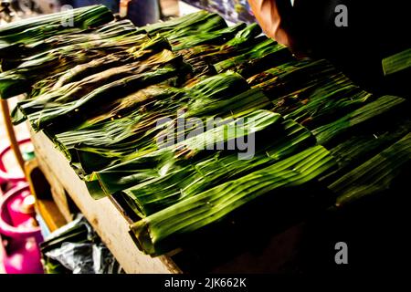 otak - otak est un aliment à base de viande de maquereau hachée enveloppée de feuilles de banane, cuite au four et servi avec une sauce aigre et épicée. otak-otak est traditio Banque D'Images